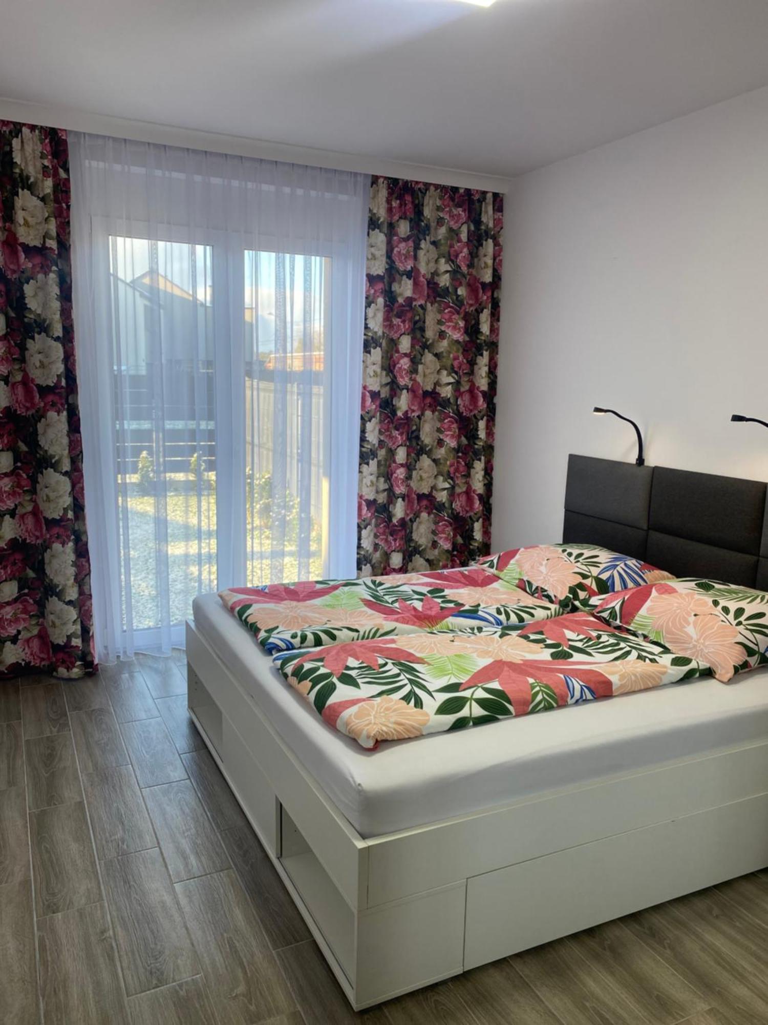 1 Tyskie Apartamenty Z Ogrodkiem Tychy Exterior photo